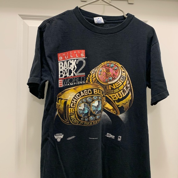 Chicago Bulls Basketball Team’Back to ‘Back Championship Tee Shirt ‘91, 92 Team - Picture 1 of 3
